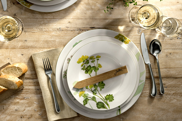 Nature inspired seating cards on Althea Nova dinnerware
